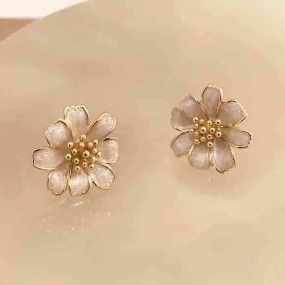 NWT Goldie Daisy Floral Earrings - Picture 1 of 1